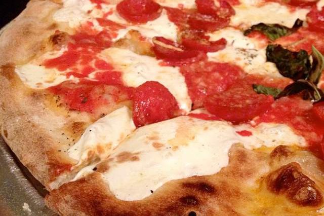 Photograph of a pizza at Grimaldi's on Thanksgiving Eve by Tien Mao/Gothamist